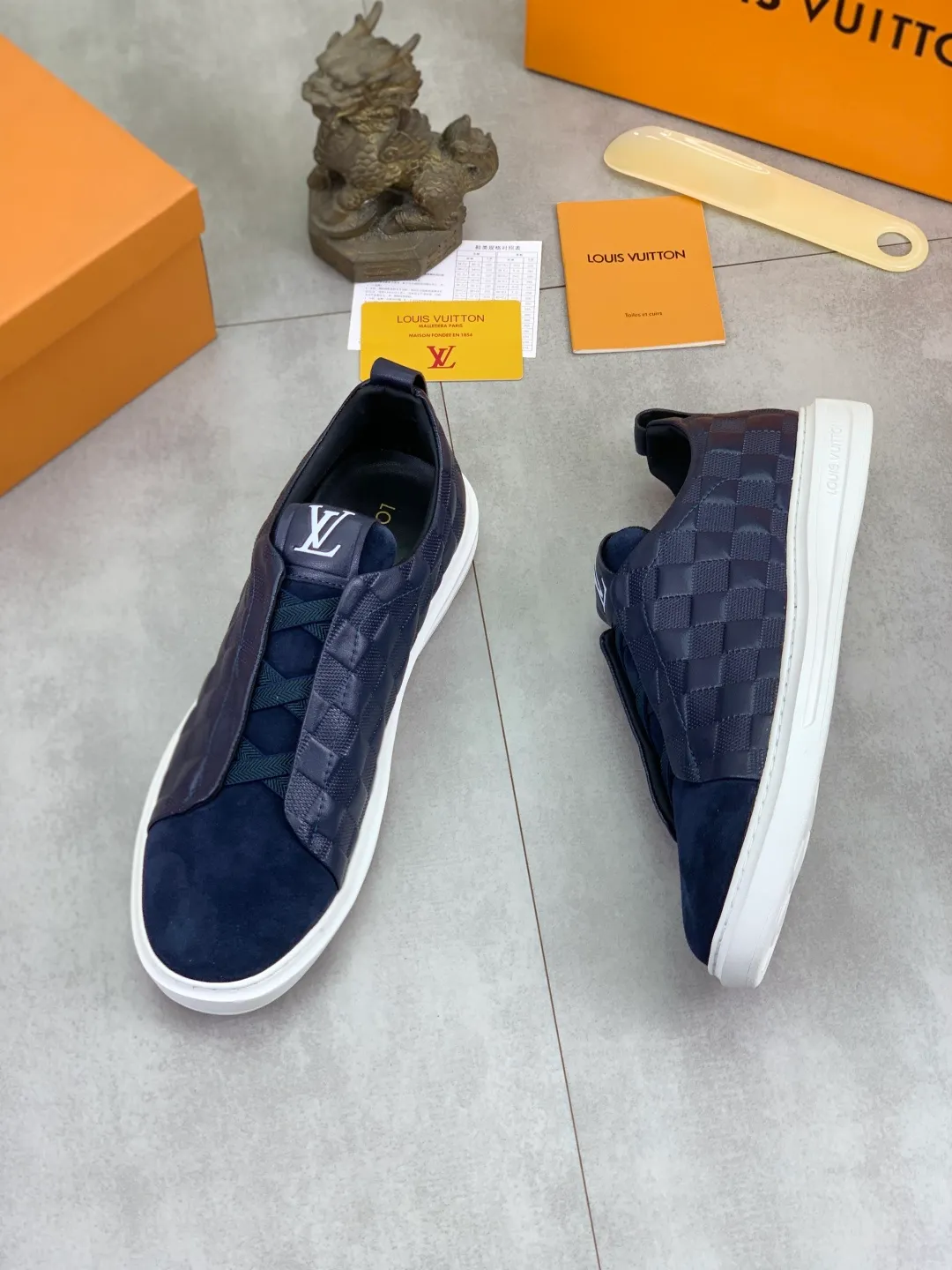 Men's men's shoes P440💰【Real price】Yangli🆘 💭💭New model launched【LOUlS VUlTTON】Louis Vuitton's new low-top men's shoes, high quality, support inspection! This style comes from Italy, very energetic and creative, giving people a comfortable and atmospheric visual impact❗Synchronization, the upper is made of silk calfskin with the original LV, imported soft sheepskin lining🐑Purely hand-stitched; LV original rubber outsole 4️⃣colors available Code number: 38~44